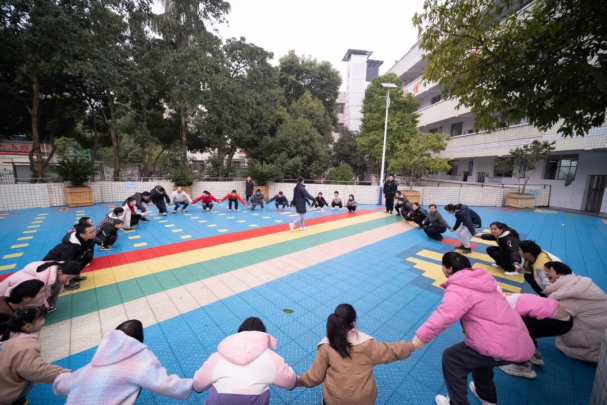 图为特殊儿童正在开展集体互动游戏